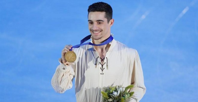 El patinador español Javier Fernández celebra la medalla de oro conseguida en la competición individual masculina del Campeonato de Europa de Patinaje Artístico en Moscú. | YURI KOCHETKOV (EFE)
