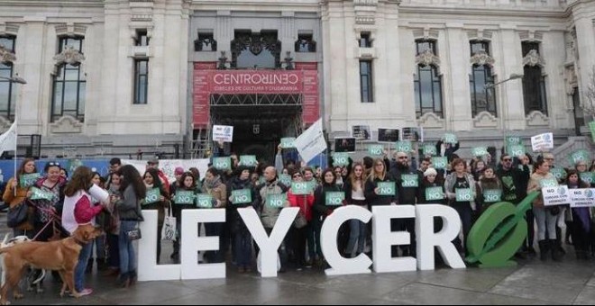 Concentración de Pacma frente al Ayuntamiento de Madrid para reclamar la prohibición de los animales en los circos / EFE