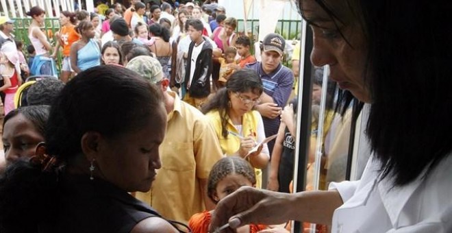 Una médica poniendo una inyección a una paciente en Brasil. REUTERS