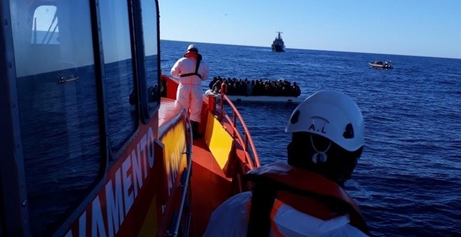 Una patrullera de Salvamento Marítimo durante el rescate de los ocupantes de una patera. EUROPA PRESS