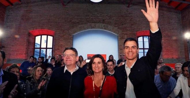 Pedro Sánchez junto a Ximo Puig y la presidenta provincial del PSPV Mercedes Caballero, en la asamblea de simpatizantes / EFE-Manuel Bruque