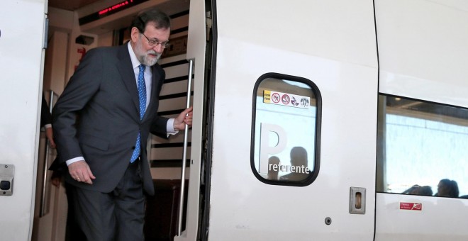 El presidente del Gobierno Mariano Rajoy, baja del tren en la estación Joaquín Sorolla de València, antes de su salida hacia Castellón para presidir el acto inaugural de la línea de AVE entre València y Castellón. EFE/Manuel Bruque