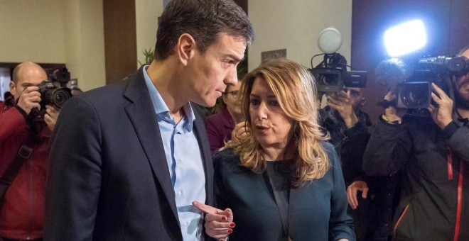 El secretario general del PSOE, Pedro Sánchez y la presidenta andaluza y secretaria general del PSOE-A, Susana Díaz, tras el encuentro que mantuvieron en Sevilla poco antes de la conferencia que Sánchez pronunció en el encuentro del Foro Joly .EFE/Julio M