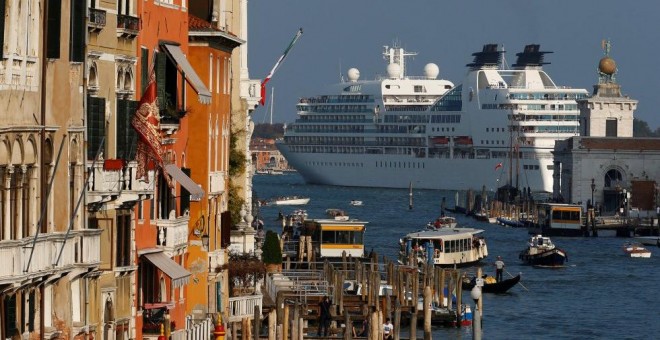 Crucero navegando por la laguna de Venecia. REUTERS