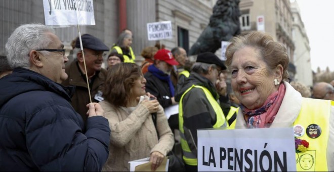 Concentración en defenesa de las pensiones en las escalinatas del Congreso de los Diputados. EFE