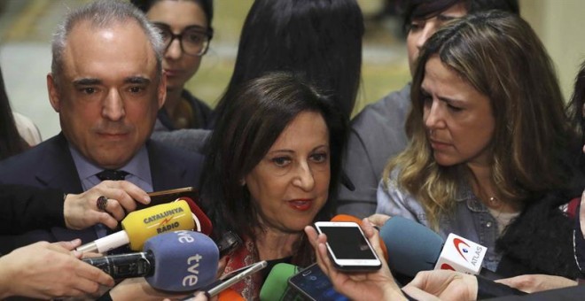 La portavoz del PSOE en el Congreso Margarita Robles, realiza declaraciones a su llegada a la Comisión para la evaluación y la modernización del Estado autonómico. EFE/Ballesteros