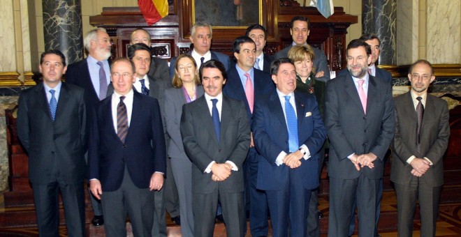 El gobierno de José María Aznar posa con el entonces alcalde de A Coruña, Francisco Vázquez, con motivo del Consejo de Ministros celebrado en la capital gallega donde se aprobó un plan de inversiones para Galicia tras el hundimiento del 'Prestige'. EFE