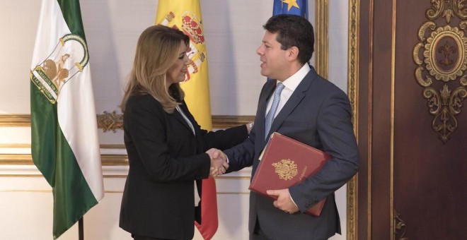 La presidenta de la Junta de Andalucía, Susana Díaz, saluda al ministro principal de Gibraltar, Fabián Picardo.