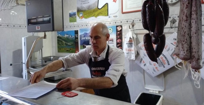 Armando Beloc recoge recursos contra el ICA en su carnicería de Movera: “nos están cobrando de una manera injusta”
