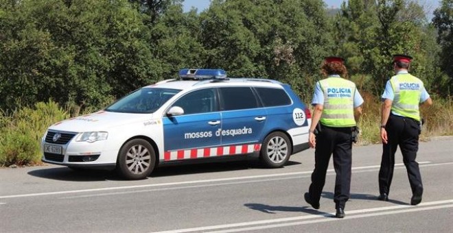 Fotografía de archivo de dos agentes de los Mossos. - EUROPA PRESS