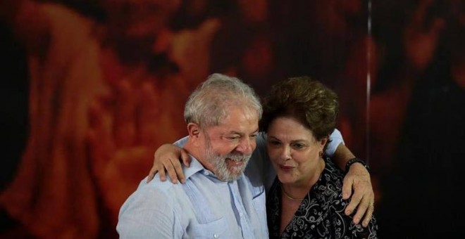 El ex presidente brasileño Luiz Inácio Lula da Silva abraza a la también exmandataria Dilma Rousseff este pasado jueves. | FERNANDO BIZERRA (EFE)