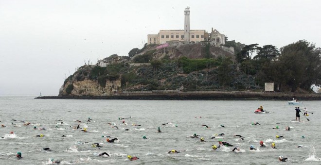 La isla de Alcatraz durante una prueba de triatlón junto a la cárcel en 2014 . - AFP