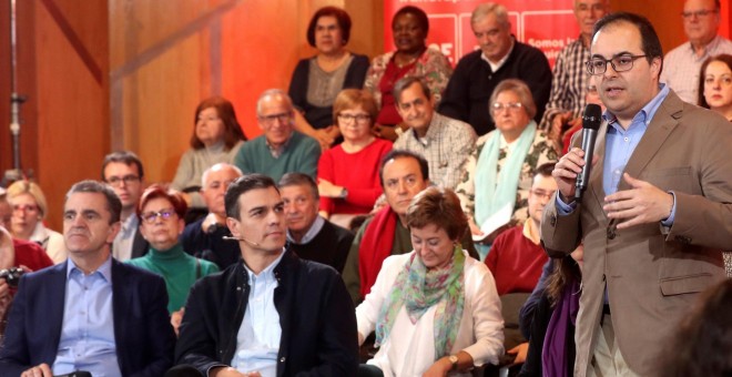 El Alcalde Leganés, Santiago Llorente (d), junto al Secretario General del PSOE en Madrid, Jose Manuel Franco (i) y el Secretario General del PSOE, Pedro Sánchez (2i). /EFE