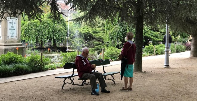 Dos pensionistas en un parque de El Ferrol. E.P.