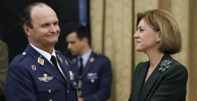 El Jefe del Estado Mayor del Ejército del Aire, el teniente general Javier Salto, junto a la ministra de Defensa, María Dolores de Cospedal. EFE