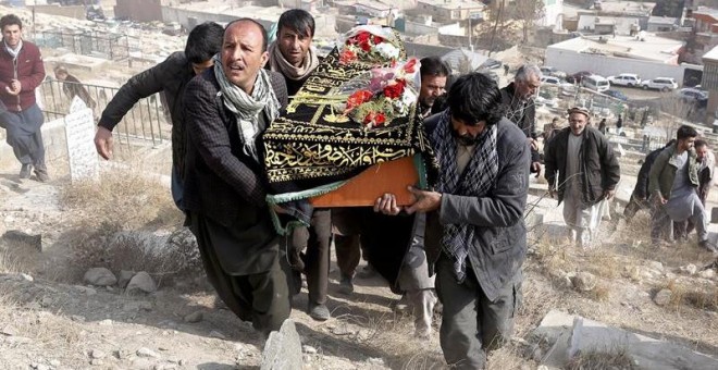 Funeral de las víctimas del atentado de Kabul. EFE/EPA/Hedayatullah Amid