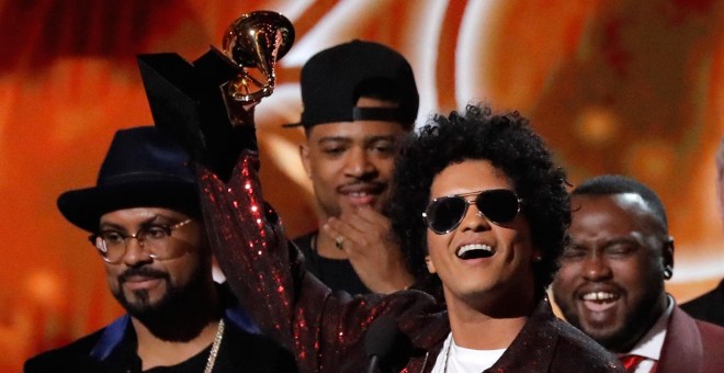 Bruno Mars recogen el Grammy al mejor álbum del año por '24K Magic'.- REUTERS