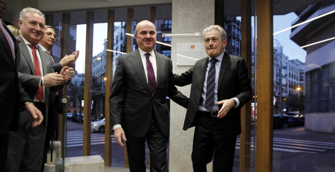 El ministro de Economía, Luis de Guindos, y el presidente del Consejo General de Economistas, Valentín Pich, durante la inauguración de la nueva sede de dicha entidad, en Madrid. EFE/ Paolo Aguilar