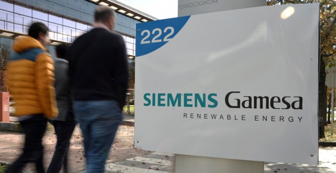 El logo de Siemens Gamesa a la entrada de la sede de la compañía de aerogeneradores en la localidad vizcaína de Zamudio. REUTERS/Vincent West