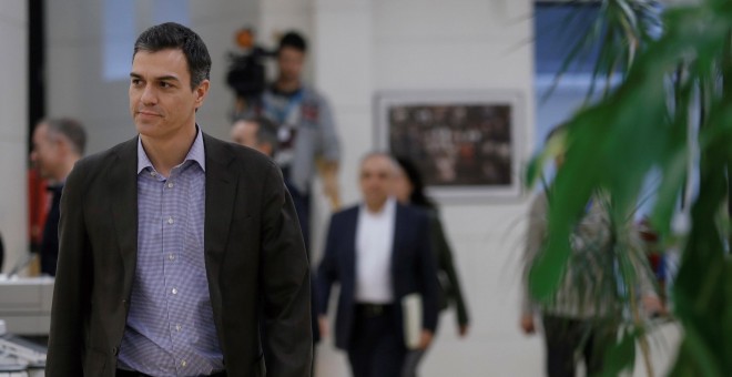 El secretario general del PSOE, Pedro Sánchez, a su llegada a la reunión que ha mantenido con la dirección del grupo parlamentario socialista en el Congreso. EFE/ Emilio Nara