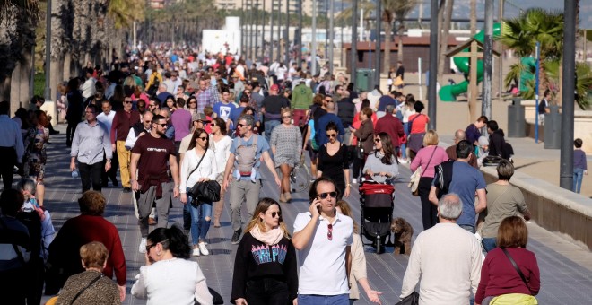 Gente paseando junto a la playa de la Malvarrosa, en Valencia. REUTERS/Heino Kalis