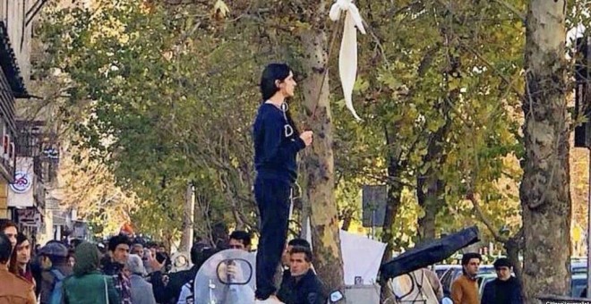 Vida Movahedi, el día que se quitó el velo en plena calle. | Twitter.