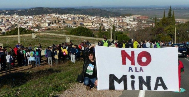 Una manifestación convocada por la Plataforma Salvemos la Montaña contra la mina en Caceres. PLATAFORMA SALVEMOS LA MONTAÑA
