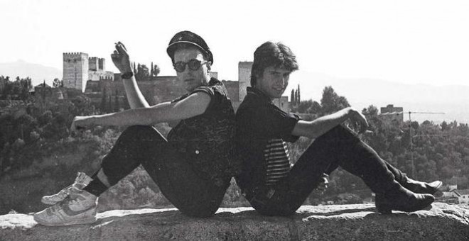 Joe Strummer y Jesús Arias, en Granada. / JUAN JESÚS GARCÍA