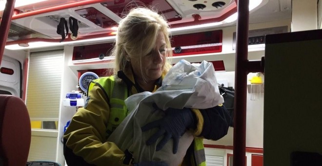 Hallan a una bebé de pocos días abandonada en la puerta de una parroquia en Madrid. / Europa Press