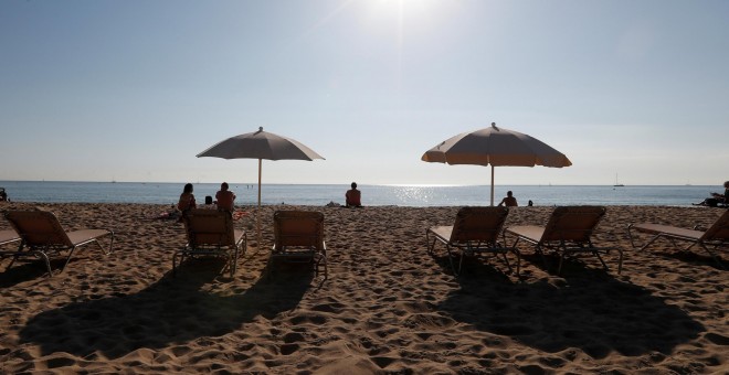 Personas tomando el sol en la playa de la Barceloneta, en  Barcelona. REUTERS/Gonzalo Fuentes