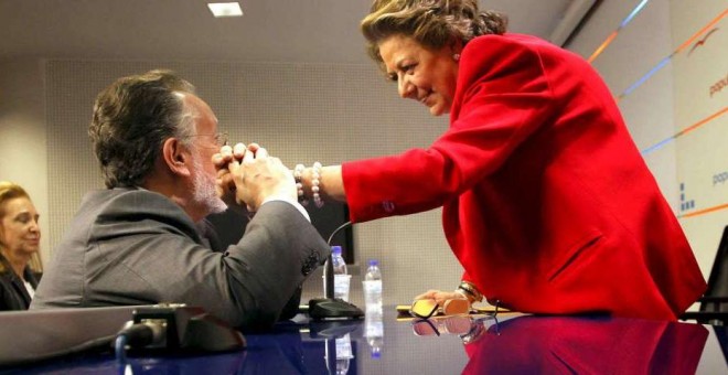 Foto de archivo de Rita Barberá saludando a Alfonso Grau. EFE