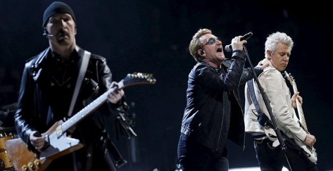 Bono (centro), The Edge (izquierda) y Adam Clayton de U2 , durante un concierto en París. REUTERS