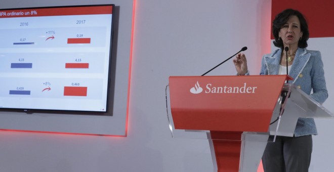 La presidenta del Banco Santander, Ana Botín, durante la rueda de prensa de presentación de la cuenta de resultados de la entidad de 2017. EFE/Zipi