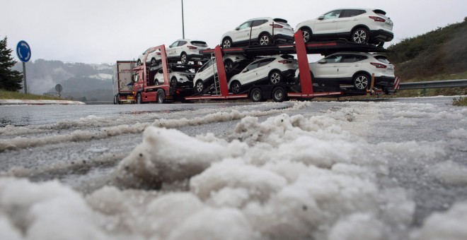 Varios camiones embolsados en la localidad cántabra de Arenas de Iguña por el temporal de nieve que afecta a Cantabria. EFE