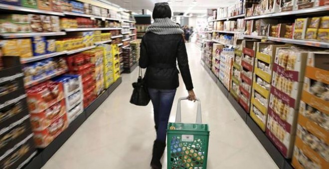 Una mujer hace la compra en un supermercado. | EFE (ARCHIVO)