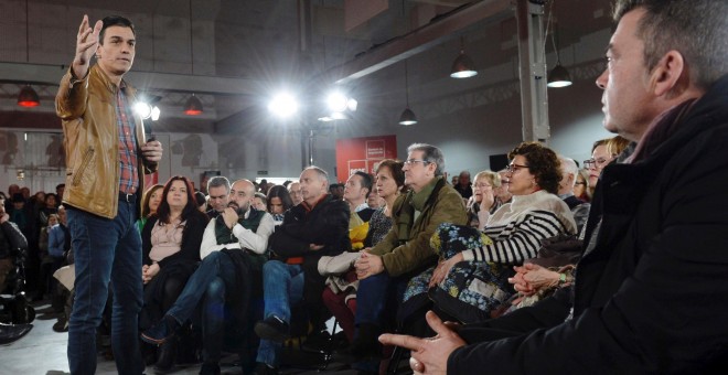 El secretario general del PSOE, Pedro Sánchez, participa en Valladolid en una asamblea abierta. EFE/ Nacho Gallego