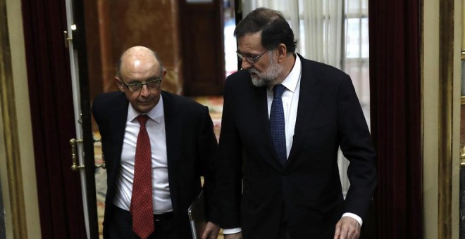 El presidente del Gobierno, Mariano Rajoy, con el ministro de Hacienda, Cristóbal Montoro, en el Congreso de los Diputados. EFE