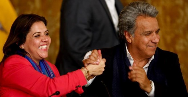 El presidente de Ecuador, Lenín Moreno, junto al vicepresidenta Maria Alejandra Vicuña (i), celebra los resultados mientras ofrece un discurso desde el palacio presidencial de Carondelet. | JOSÉ JÁCOME (EFE)