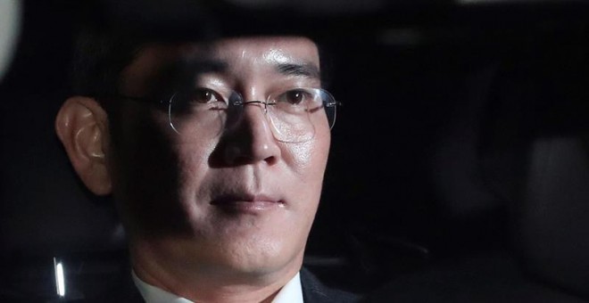 Fotografía de archivo tomada el 16 de febrero de 2017 que muestra al herdero y líder de facto de Samsung, Lee Jae-yong, un día antes de entrar en prisión, en la que ha permanecido un año. | EFE