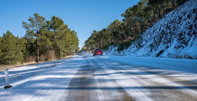 Carretera A-1513 helada en el municipio de Bezas, Teruel. / EFE