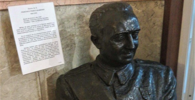Busto del dictador Francisco Franco en el Museo Histórico Militar de A Coruña