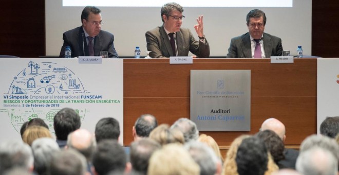 El ministro de Energía, Álvaro Nadal (c), junto al presidente de Enagás, Antonio Llardén (i) y Borja Prado (d), presidente del Club Español de la Energía y de Endesa, durante la inauguración en Barcelona del VI Simposio Internacional Funseam, cita de refe