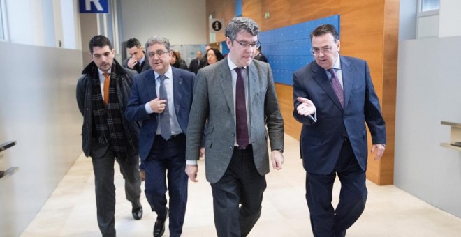 El ministro de Energía, Álvaro Nadal, junto al presidente de Enagás, Antonio Llardén, antes de la inauguración en Barcelona del VI Simposio Internacional Funseam, cita de referencia para el sector energético. EFE/Marta Pérez