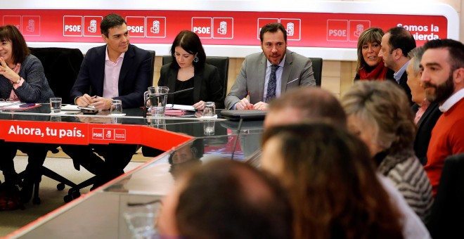 El secretario general del PSOE, Pedro Sánchez, durante la reunión de la Permanente en la sede del partido, en la madrileña calle de Ferraz. EFE/ Juan Carlos Hidalgo