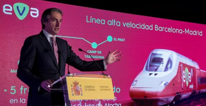 El ministro de Fomento, Íñigo de la Serna, durante la presentación en Barcelona del nuevo servicio de alta velocidad de Renfe en España bautizado con el nombre de EVA. - EFE