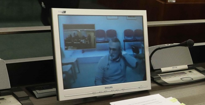 Fotografía tomada de un monitor de la sala de prensa del Congreso de los Diputados durante la comparecencia por videoconferencia del considerado cabecilla de la trama Gürtel, Francisco Correa. EFE/ Javier Lizon
