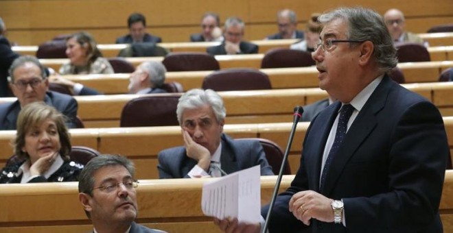 El Ministro del Interior, Juan Ignacio Zoido (d), interviene en la sesión de control al Gobierno, esta tarde en el Senado, en Madrid. EFE/Zipi