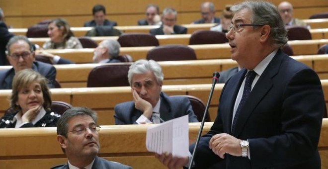 El Ministro del Interior, Juan Ignacio Zoido (d), interviene en la sesión de control al Gobierno, esta tarde en el Senado, en Madrid. EFE/Zipi