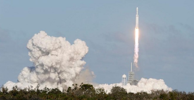 Momento del lanzamiento del Falcon Heavy. REUTERS/Joe Skipper