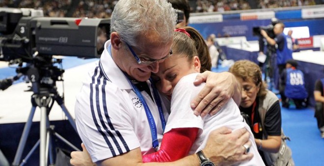 Geddert abraza a la gimnasta Jordyn Wieber en los Mundiales de Tokio de 2011. REUTERS/Kim Kyung-Hoon